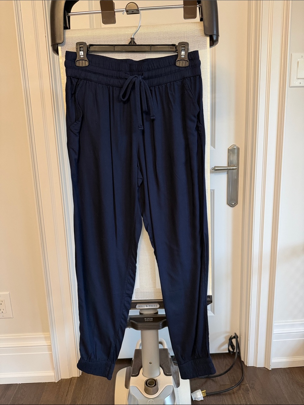 Aritzia Sunday Best navy joggers